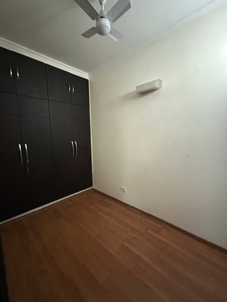 Room, south extension ii 4 Bedroom 500 Sq.Yd. Builder Floor In South Extension ii Delhi 9143021