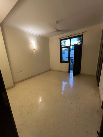 Room in 4 BHK Builder Floor at South Extension ii – for Rent