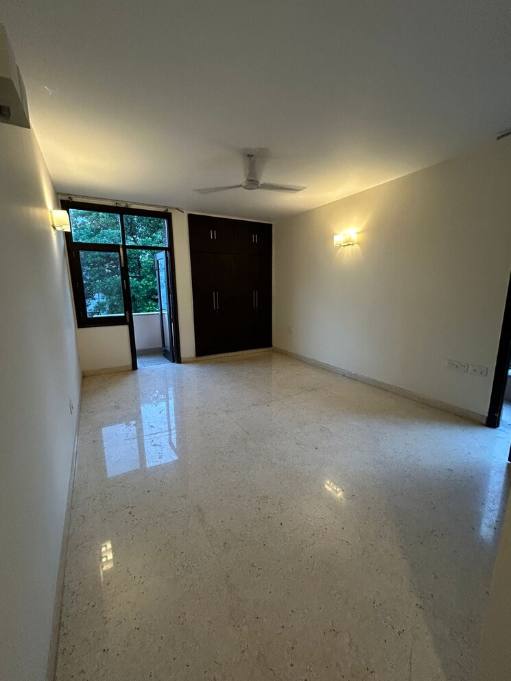 Room, south extension ii 4 Bedroom 500 Sq.Yd. Builder Floor In South Extension ii Delhi 9143021