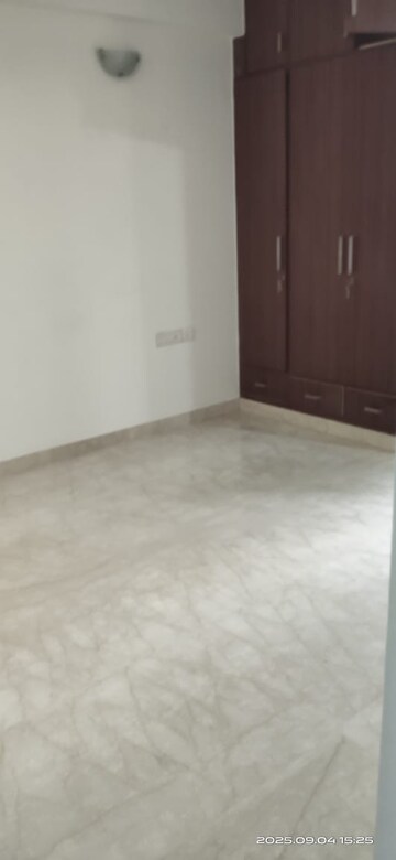 Room in 3 BHK Builder Floor at Safdarjung Enclave – for Rent