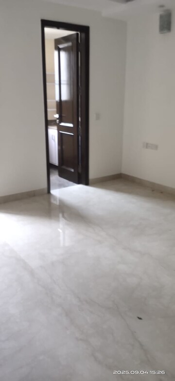 Room in 3 BHK Builder Floor at Safdarjung Enclave – for Rent