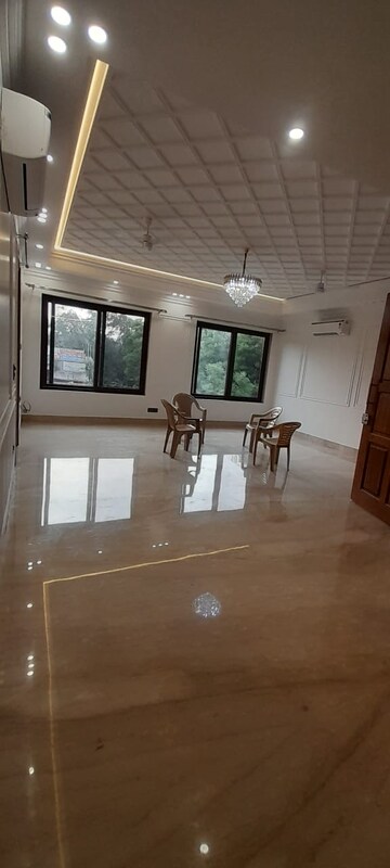 Room in 4 BHK Builder Floor at Chittaranjan Park – for Rent