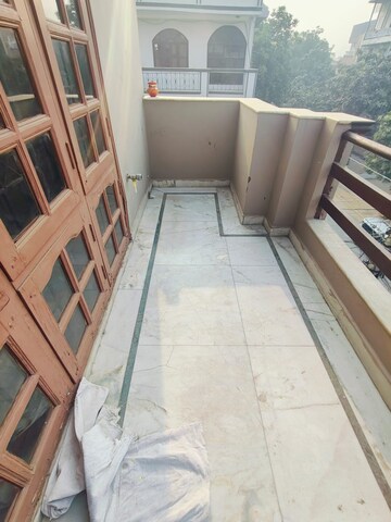 Balcony in 3 BHK Builder Floor at Sector 40 – for Rent