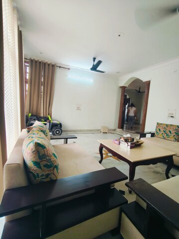 Bedroom in 3 BHK Builder Floor at Sector 40 – for Rent