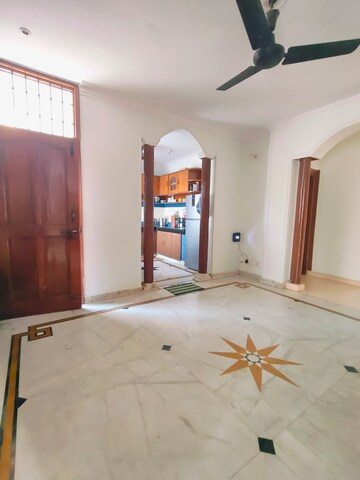 Room in 3 BHK Builder Floor at Sector 40 – for Rent