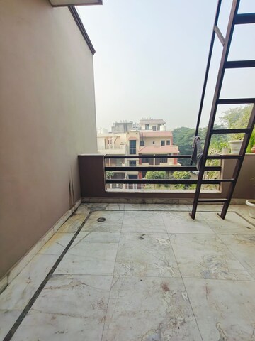 Staircase in 3 BHK Builder Floor at Sector 40 – for Rent