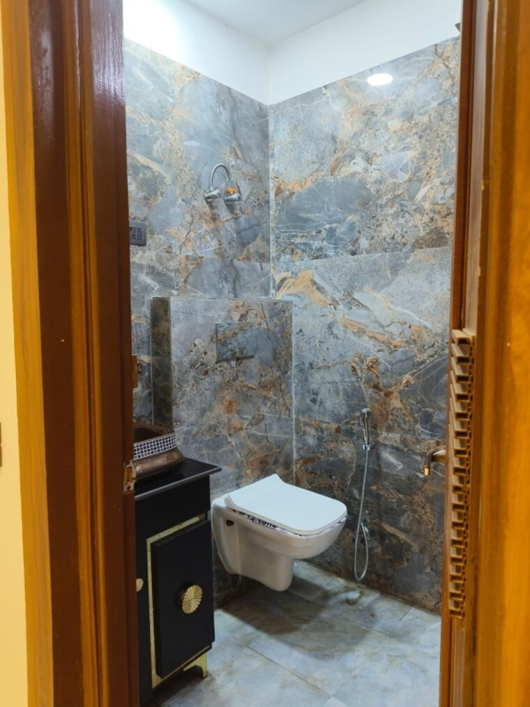 Bathroom, antriksh-green-kaushambi 2 Bedroom 1100 Sq.Ft. Builder Floor In Dabur Chowk Ghaziabad 9143134
