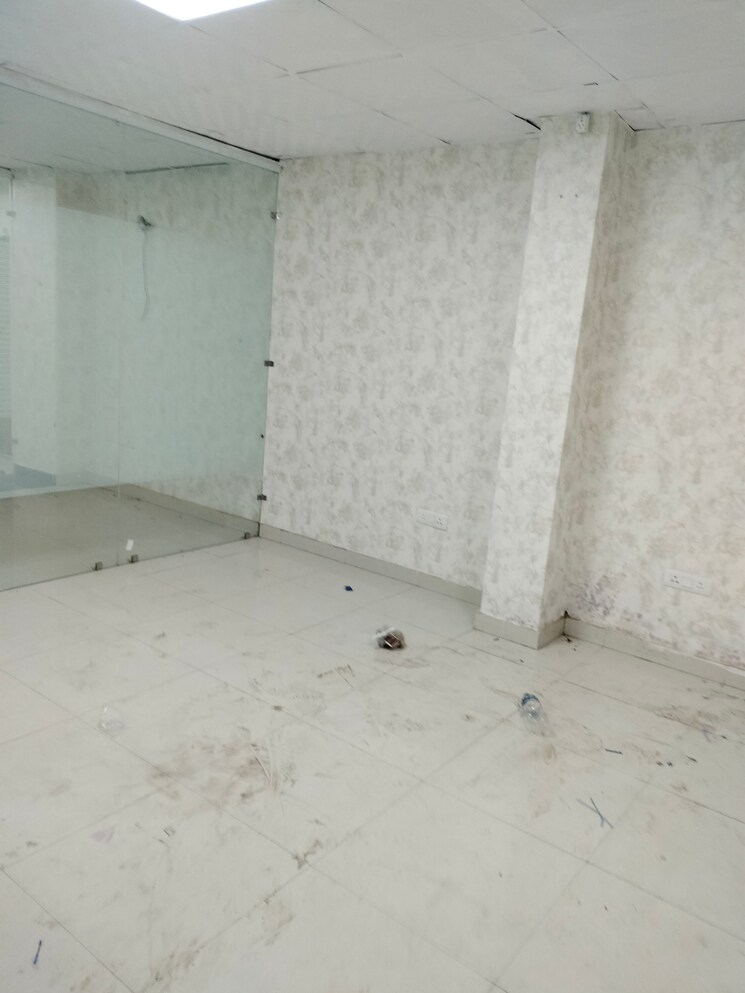 Room, indira nagar Commercial Showroom 2200 Sq.Ft. In Indira Nagar Lucknow 9143175