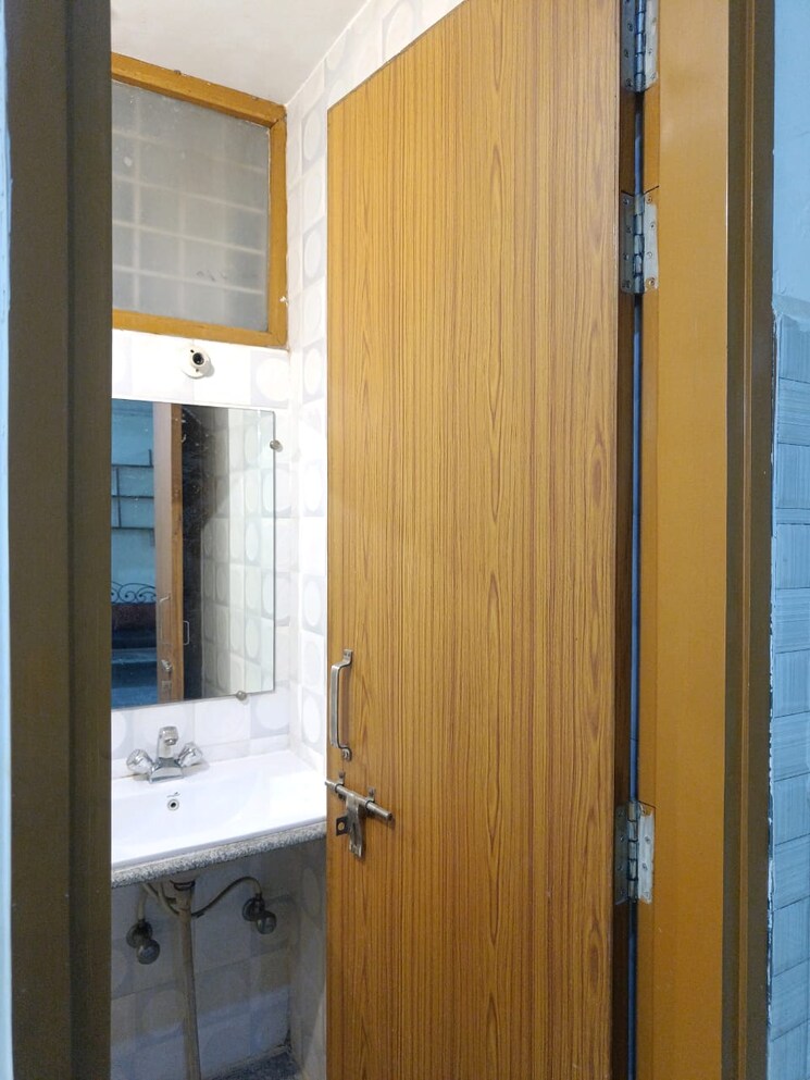 Bathroom, kishangarh 1 Bedroom 450 Sq.Ft. Builder Floor In Kishangarh Delhi 9143224