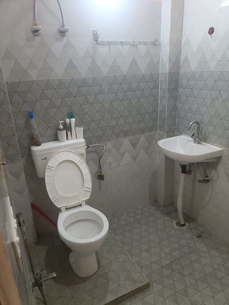 Bathroom, rwa-apartments-sector-26 3 Bedroom 162 Sq.Mt. Apartment In Sector 26 Noida 9143238