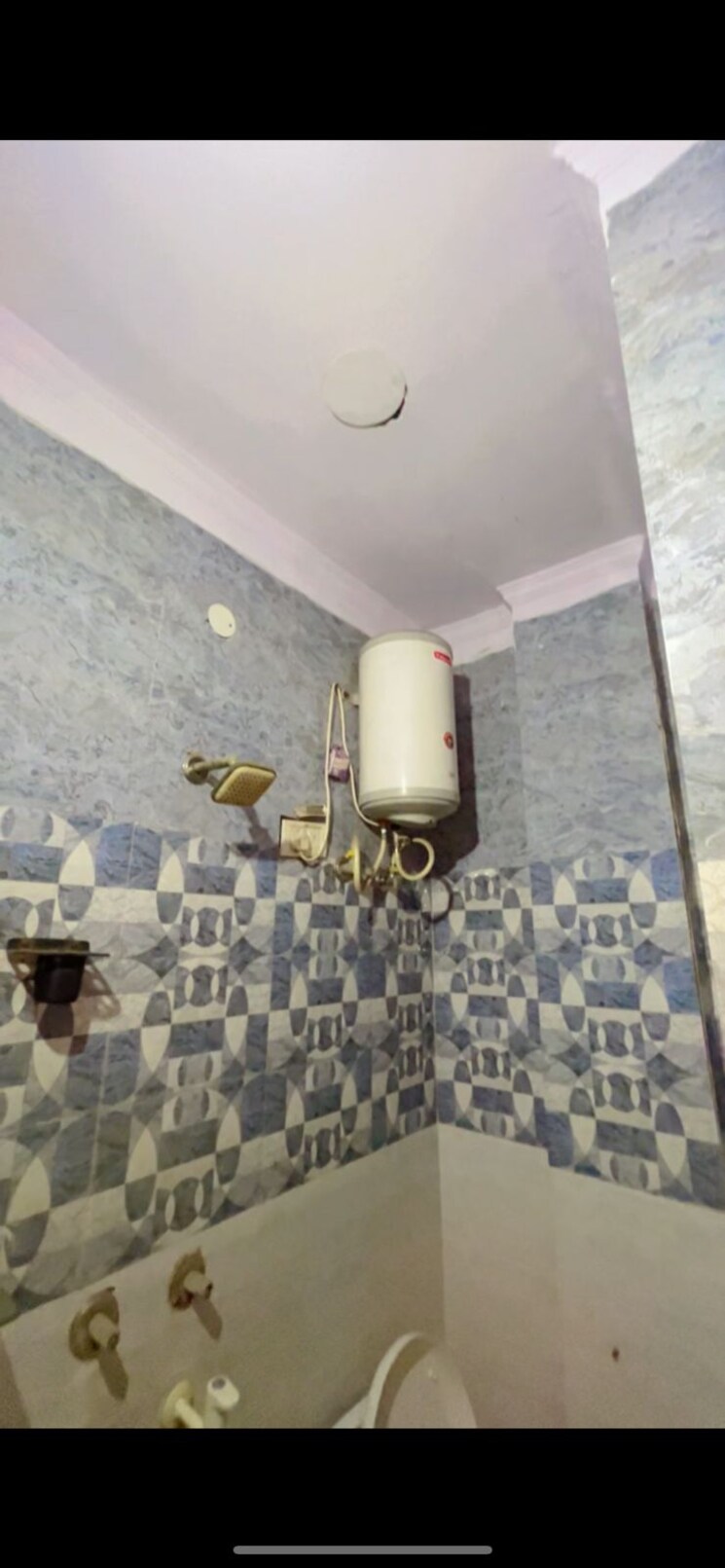 Bathroom, uttam nagar 2 Bedroom 90 Sq.Yd. Builder Floor In Uttam Nagar Delhi 9143239