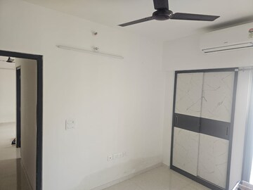 Room in 2 BHK Apartment at Lodha Amara, Kolshet Road – for Rent
