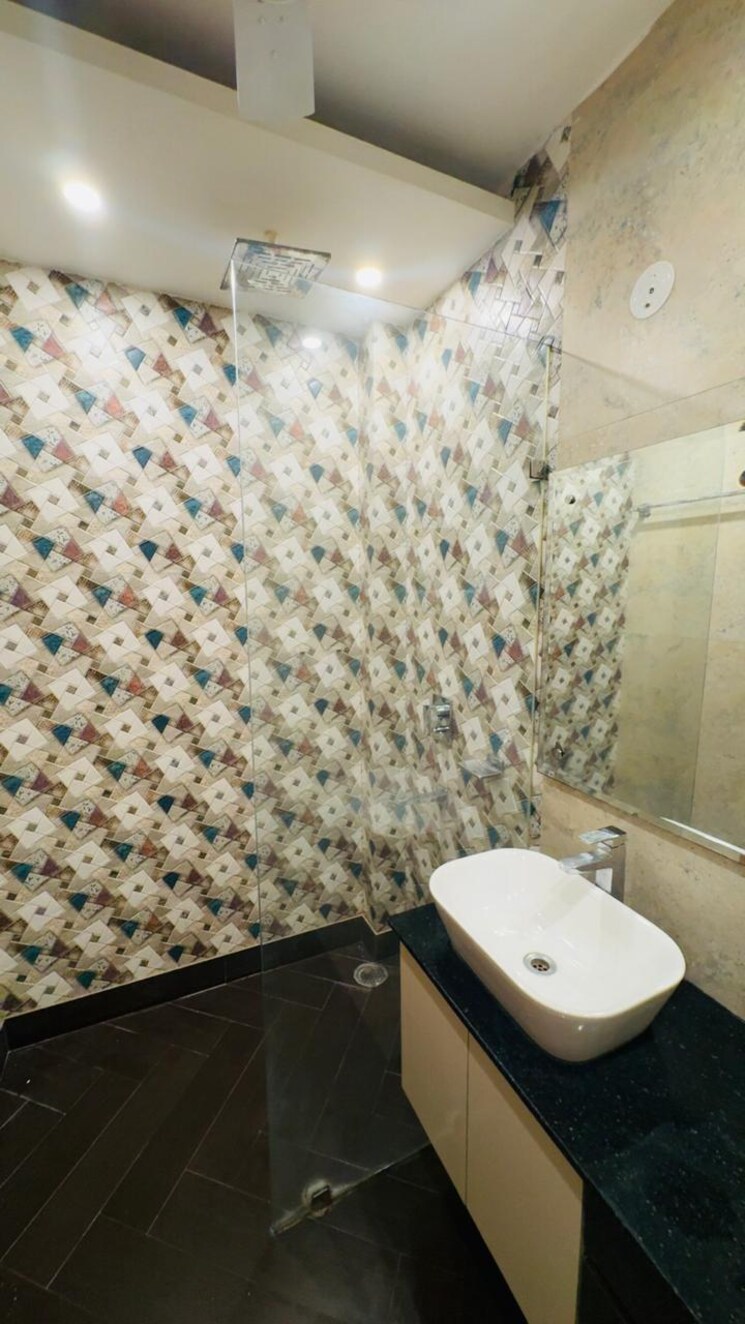 Bathroom, chittaranjan park 3 Bedroom 1500 Sq.Ft. Builder Floor In Chittaranjan Park Delhi 9143274
