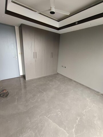 Room in 4 BHK Apartment at Lodha Trump Tower, Worli – for Rent