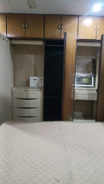 Room in 3 BHK Apartment at Kamala Khandelwal Apartments, Khar West – for Rent
