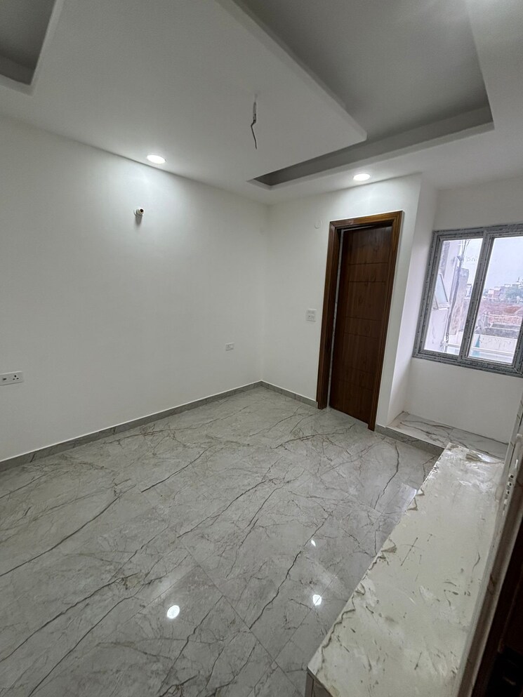 Room, new industrial township 5 3 Bedroom 135 Sq.Yd. Builder Floor In New Industrial Township 5 Faridabad 9143346