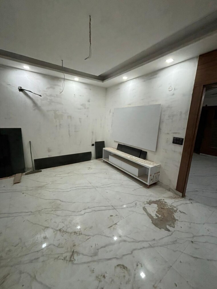 Room, new industrial township 5 3 Bedroom 233 Sq.Yd. Builder Floor In New Industrial Township 5 Faridabad 9143353