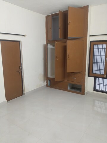 Room in 1.5 BHK Builder Floor at Gomti Nagar – for Rent