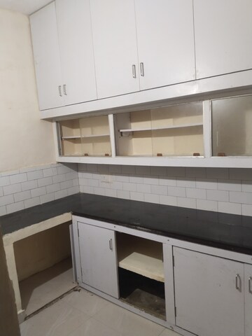 Kitchen in 1.5 BHK Builder Floor at Gomti Nagar – for Rent