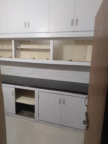 Kitchen in 1.5 BHK Builder Floor at Gomti Nagar – for Rent
