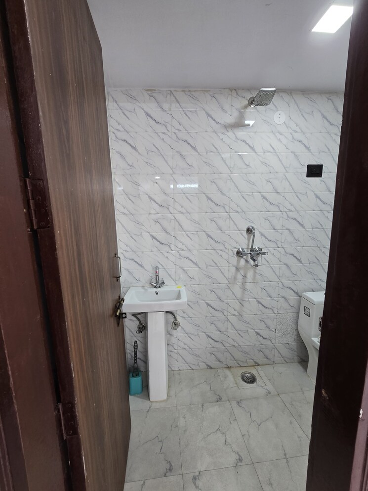 Bathroom, palm-residency-chhatarpur 3 Bedroom 1300 Sq.Ft. Apartment In Chattarpur Delhi 9143412