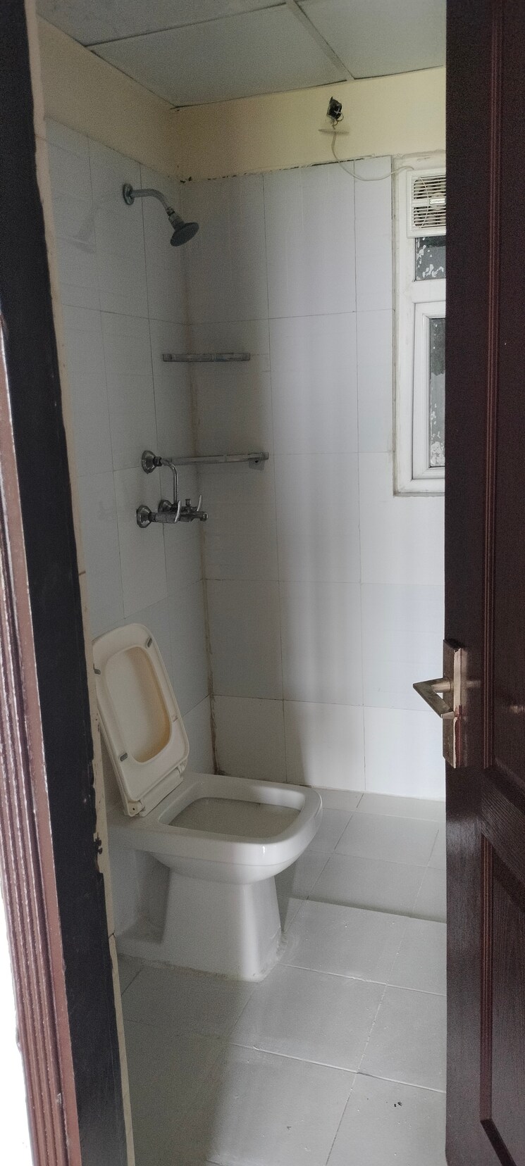 Bathroom, aims-golf-avenue-ii 2.5 Bedroom 1100 Sq.Ft. Apartment In Sector 75 Noida 9143482