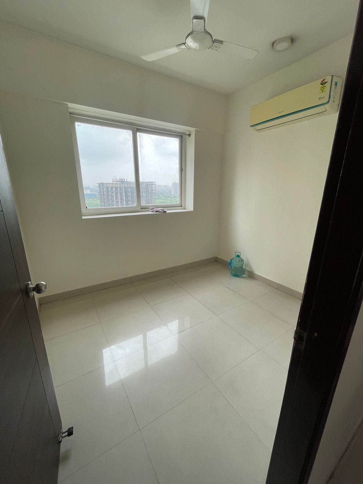 2 BHK Apartment For Rent in Supertech Cape Town