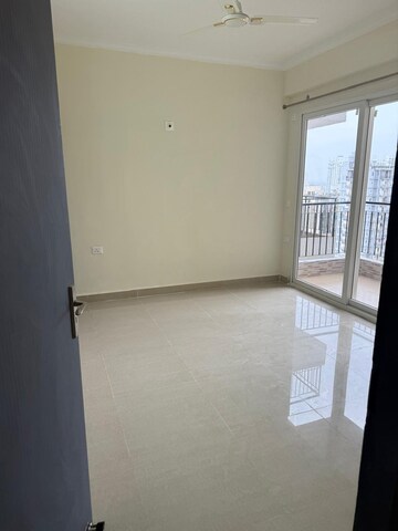 Room in 3 BHK Apartment at Amrapali Crystal Homes, Sector 76 – for Rent