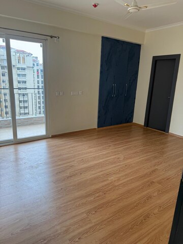 Room in 3 BHK Apartment at Amrapali Crystal Homes, Sector 76 – for Rent