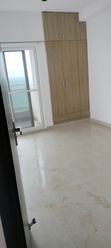 Room in 2.5 BHK Apartment at Supertech Cape Town, Sector 74 – for Rent
