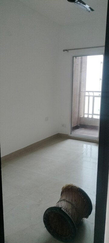 Room in 2.5 BHK Apartment at Supertech Cape Town, Sector 74 – for Rent