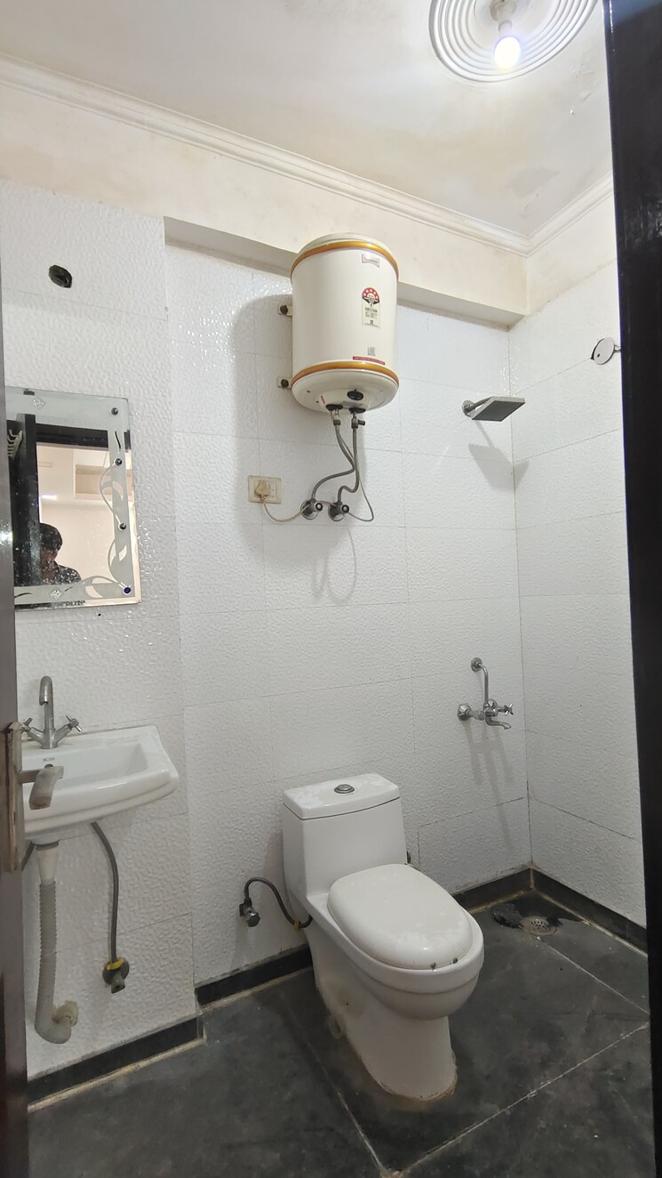 Bathroom, palm-residency-chhatarpur 2 Bedroom 765 Sq.Yd. Builder Floor In Chattarpur Delhi 9143517