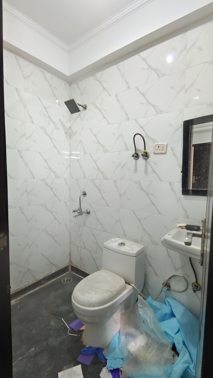 Bathroom, palm-residency-chhatarpur 2 Bedroom 765 Sq.Yd. Builder Floor In Chattarpur Delhi 9143517