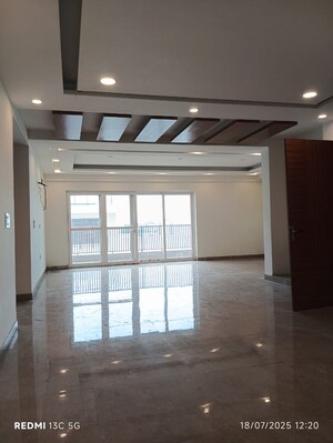 Room in 3 BHK Apartment at Omaxe Heights, Sector 86 – for Sale