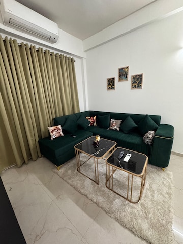 Living Room in 4 BHK Apartment at DLF The Icon, Dlf Phase V – for Sale