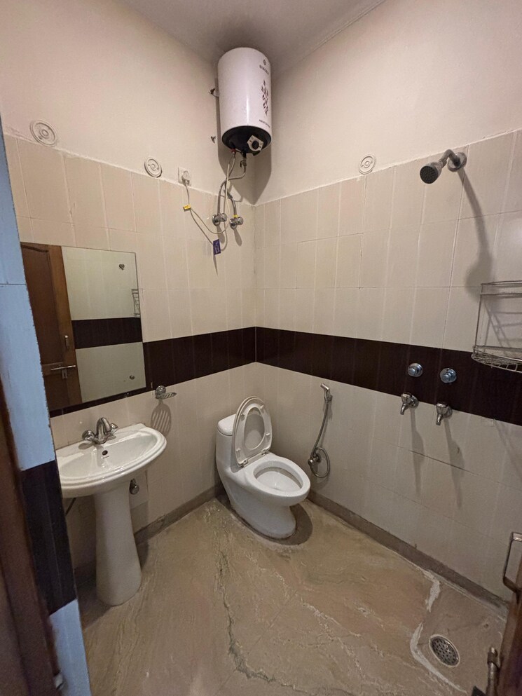Bathroom, sector 46 3 Bedroom 2249 Sq.Ft. Builder Floor In Sector 46 Gurgaon 9143958