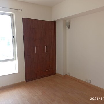 Room in 3 BHK Apartment at Unitech Espace Nirvana Country, Nirvana Country – for Sale