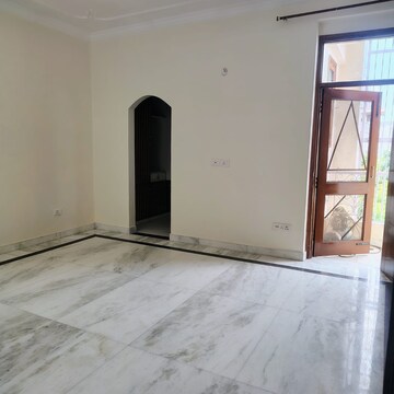 Room in 2 BHK Builder Floor at Sector 105 – for Rent