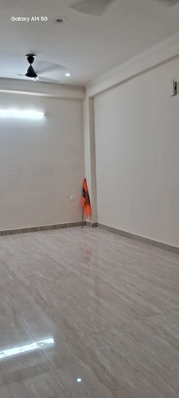 Room in 3 BHK Builder Floor at Uppal Southend, Sector 49 – for Rent