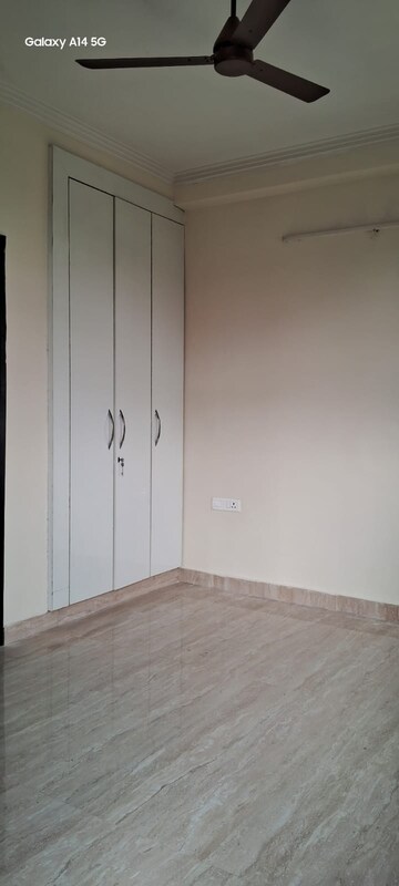Room in 3 BHK Builder Floor at Uppal Southend, Sector 49 – for Rent