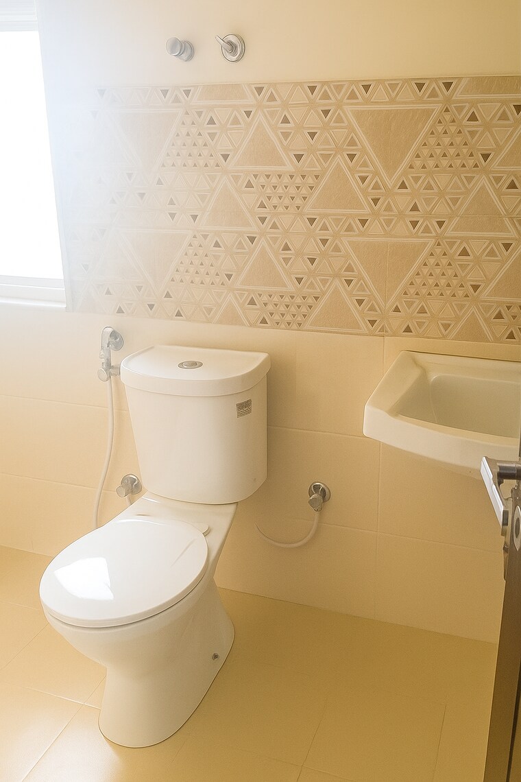 Bathroom, amrapali-kingswood 2 Bedroom 835 Sq.Ft. Apartment In Sector 4 Greater Noida Greater Noida 9144001