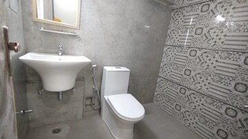 Bathroom in 1 BHK Builder Floor at Sector 40 – for Rent