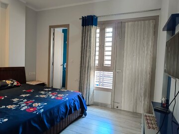 Bedroom in 3 BHK Builder Floor at Sector 38 – for Rent
