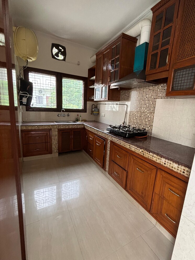 Kitchen, veera-safdarjung-enclave 3 Bedroom 2200 Sq.Ft. Builder Floor In Safdarjung Enclave Delhi 9144555