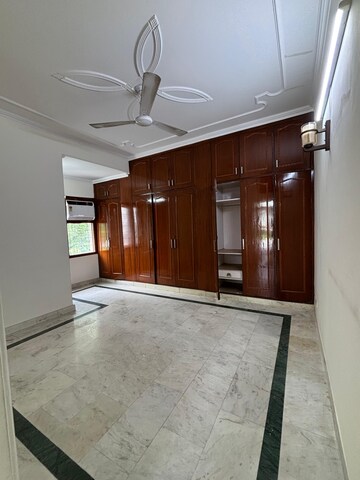 Room in 3 BHK Builder Floor at Veera Safdarjung Enclave, Safdarjung Enclave – for Rent