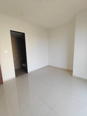 Room in 2 BHK Apartment at Runwal Eirene, Balkum Pada – for Rent