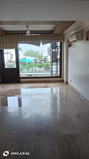 Room in 6 BHK Independent House at New Friends Colony – for Sale