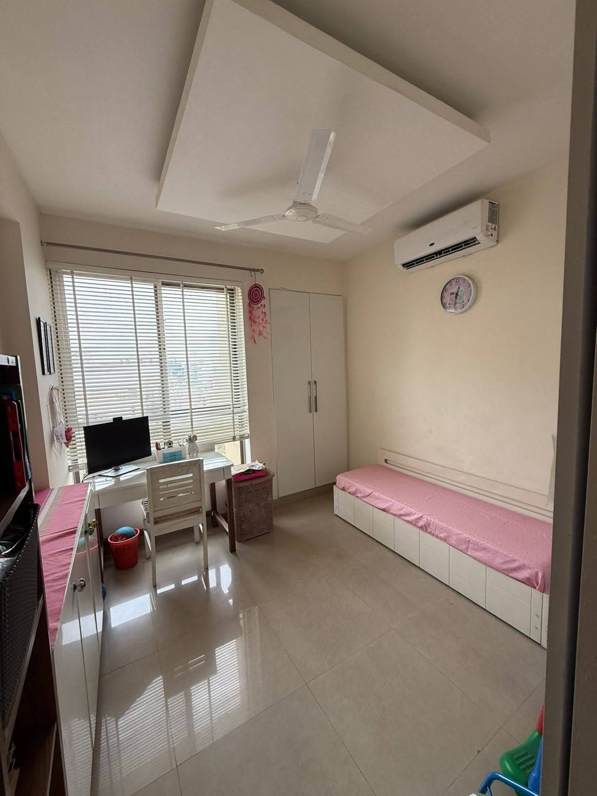 3 BHK + Servant Room Apartment For Rent in M3M Merlin