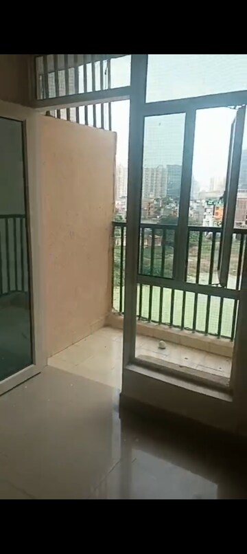 Room in 3.5 BHK Apartment at Gaur City 5th Avenue, Sector 4 Greater Noida – for Rent