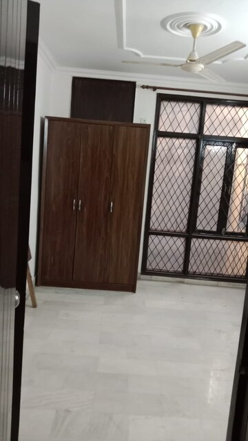 Room in 2 BHK Builder Floor at RWA Chittaranjan Park Block R, Chittaranjan Park – for Rent